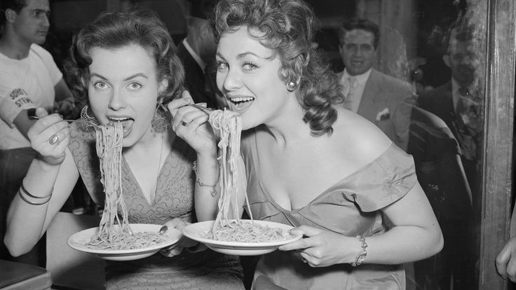 Friends sharing pasta at Pasta de Pasta